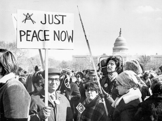 Der in Wien geborene jüdisch-amerikanische Sozialpsychologe und Friedensforscher Herbert C. Kelman (1927–2022) bei einer Demonstration gegen den Vietnamkrieg in Washington D.C. Bild © JMW. 
